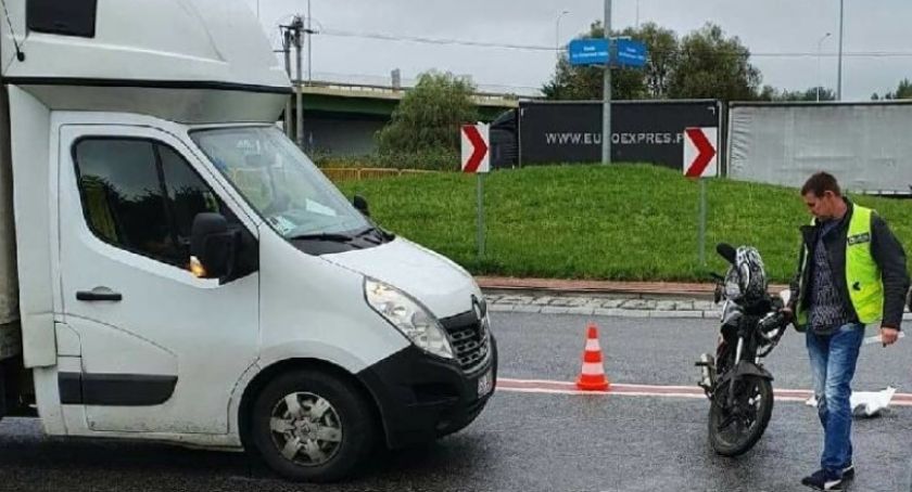 Kto komu nie ustąpił pierwszeństwa przejazdu? Pasażerka motoroweru już w szpitalu 