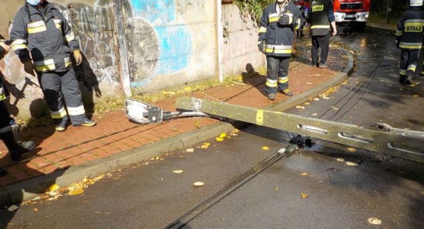 Niebezpieczne skutki gwałtownego załamania pogody. Połamane drzewa, konary na jezdni...