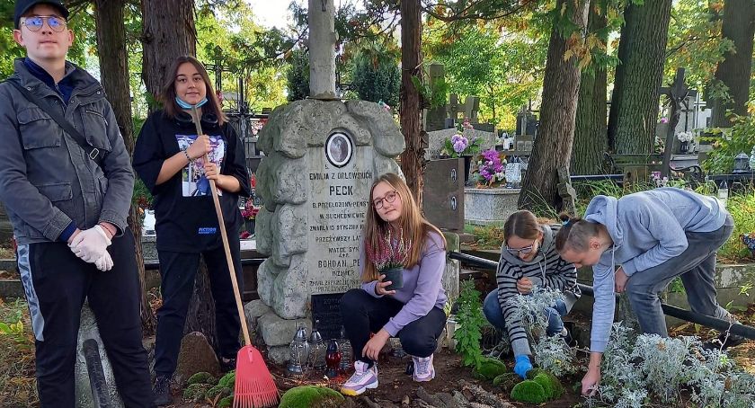 Mogiła Patronki zadbana przez młodzież