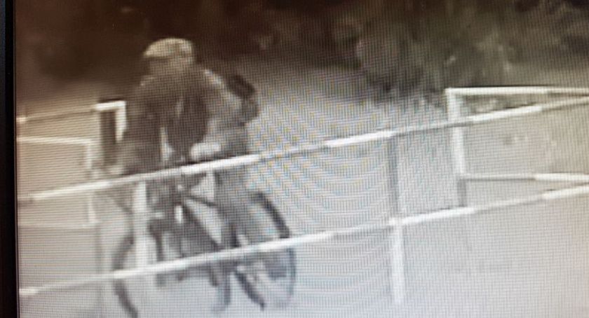 Jego wizerunek zarejestrowały kamery monitoringu. Gdzie jest złodziej jednośladu?