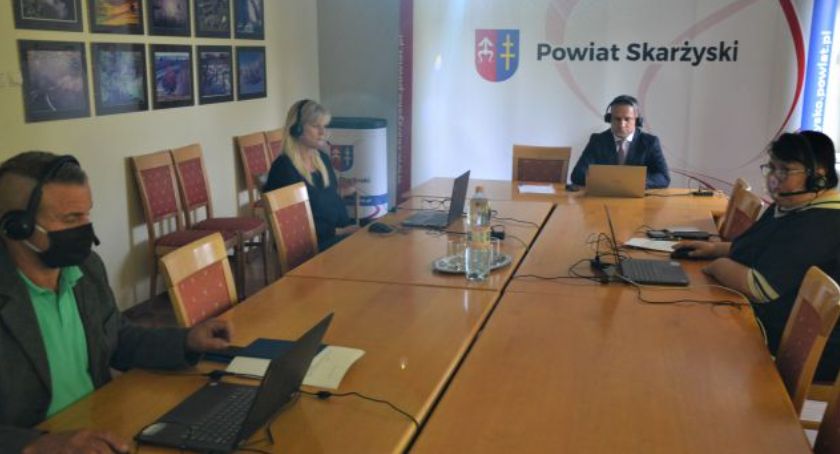 Wiadukt i karetka krok bliżej