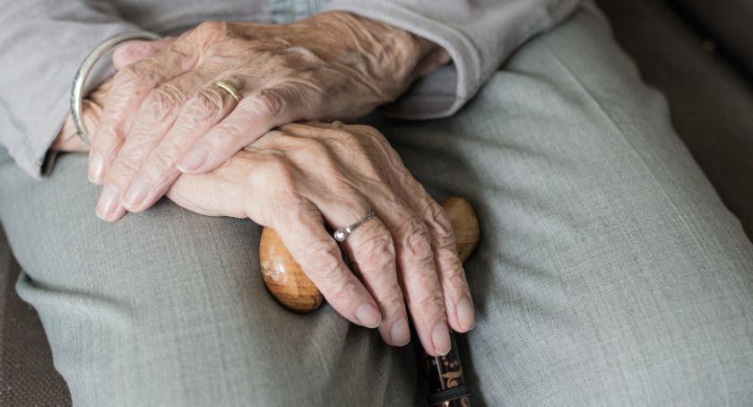 Dla seniorów, którzy zostają w domach. Nr tel. 22 505 11 11
