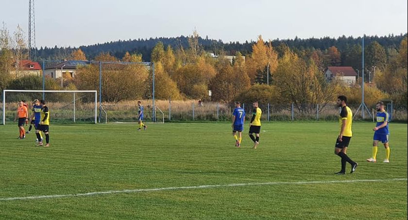 IV liga. MKS Orlicz Suchedniów wygrał ósmy mecz z rzędu, w zaległym spotkaniu pokonał Lubrzankę 