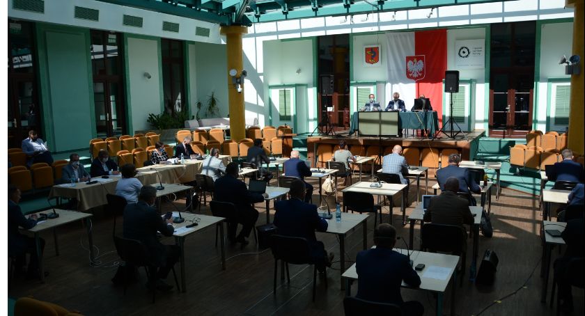 Zmiany w budżecie na zabezpieczenie pieniędzy na wypłaty dla pracowników oświaty – nie wszyscy radni byli „za”