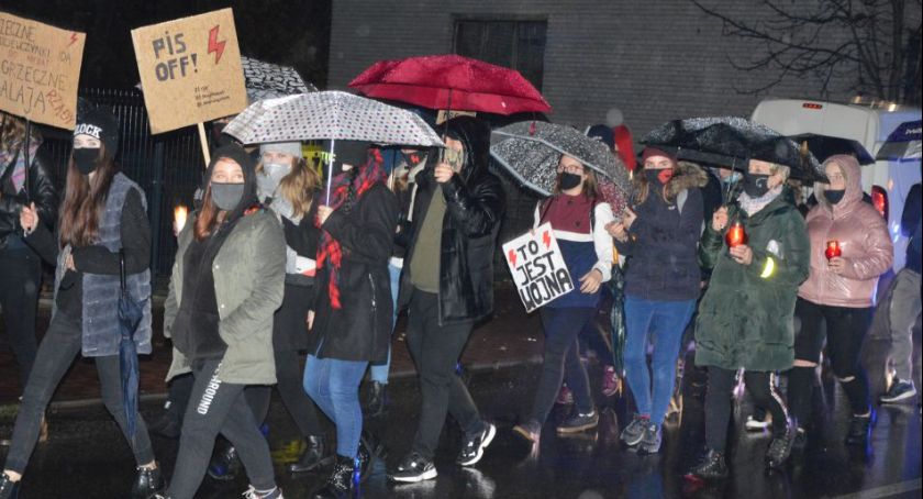 W Suchedniowie maszerowali, w Skarżysku jeździli samochodami, odbyły się kolejne protesty 