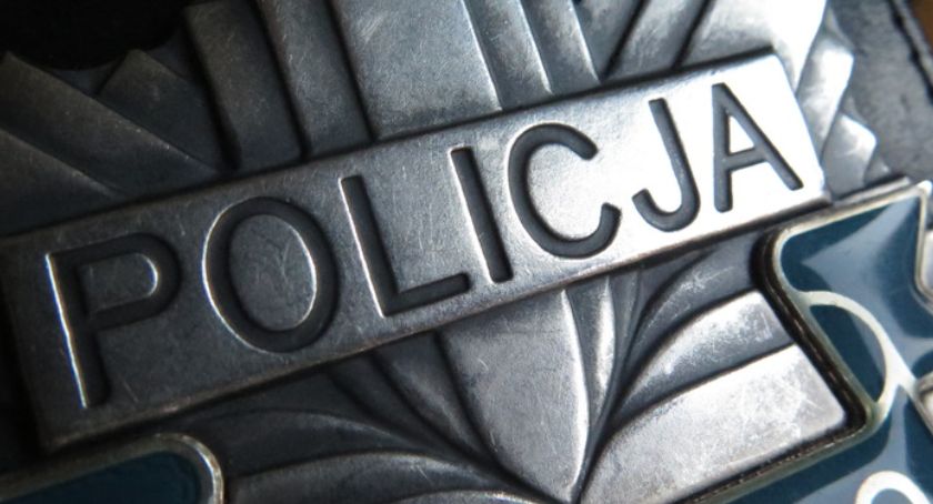 Wjechał w drogowy znak. Po pijaku za kółkiem