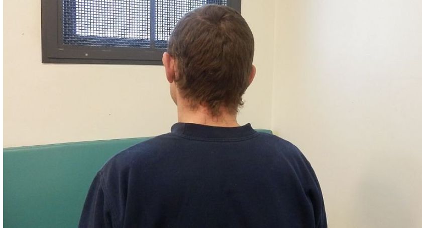 Pijani rodzice oraz agresywny 41-latek. Tasak i kuchenny nóż za paskiem od spodni