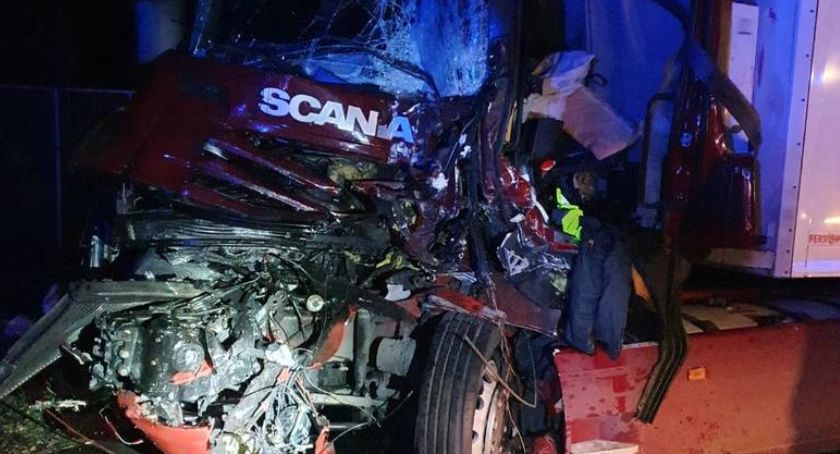 Kierowca ciężarówki walczy o życie. Co mogło być przyczyną wypadku?