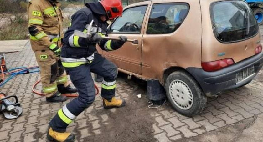 Wypadek. Uwalnianie poszkodowanych. Udzielanie pomocy