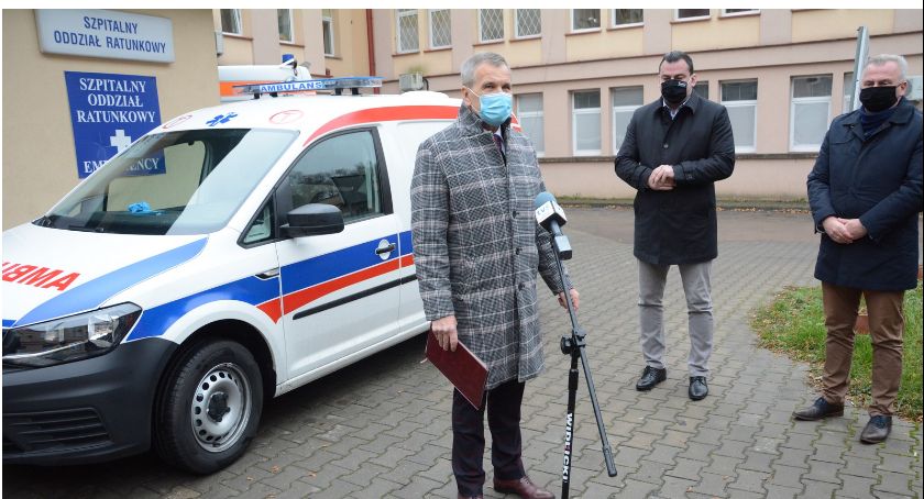 Nowy ambulans dla skarżyskiego szpitala. w zakupie pomogły samorządy i firma ubezpieczeniowa 