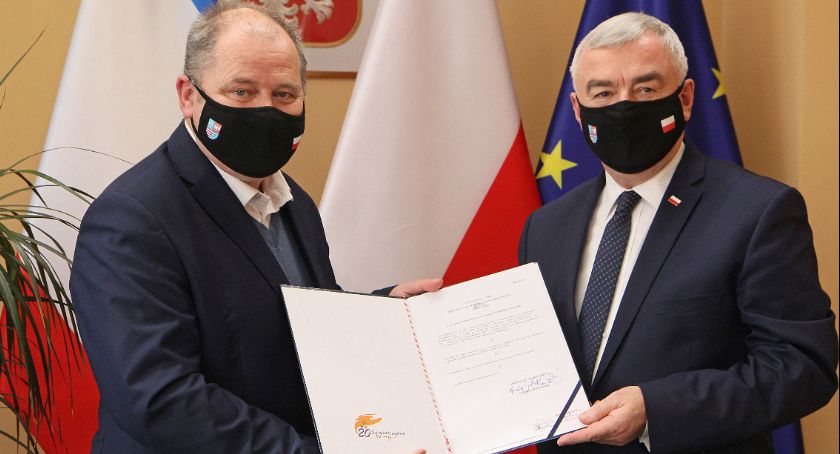 Tadeusz Sikora  odebrał  nominację z rąk marszałka