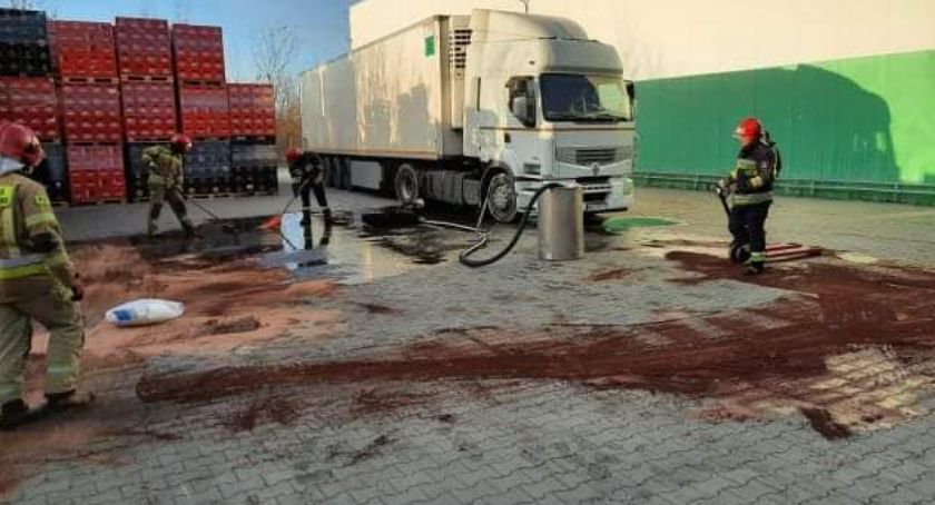 Skarżysko-Kamienna. Olej z ciężarówki rozlał się po placu