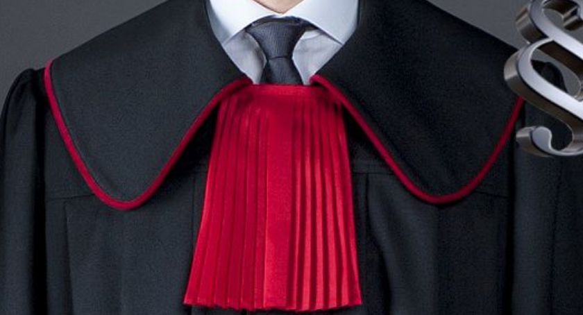 W tył policyjnego busa. To nie był jego najlepszy pomysł