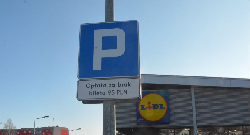 Przyjechałeś na zakupy samochodem, weź darmowy bilet, inaczej zapłacisz mandat 