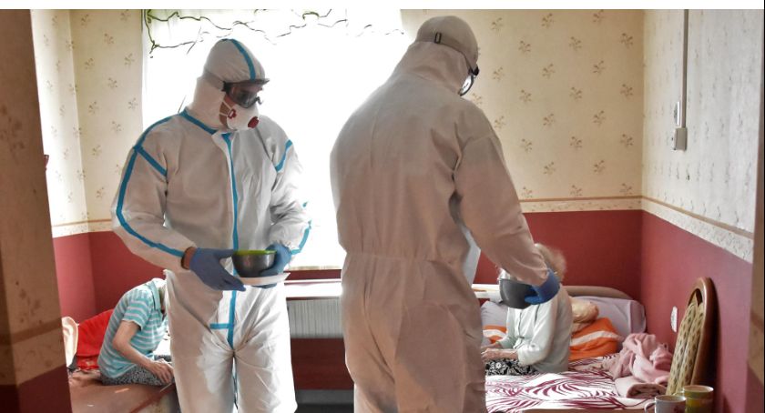 Koronawirus i trudna sytuacja w Domu Opieki w Łącznej. Z pomocą przyszli żołnierze 10. ŚBOT.