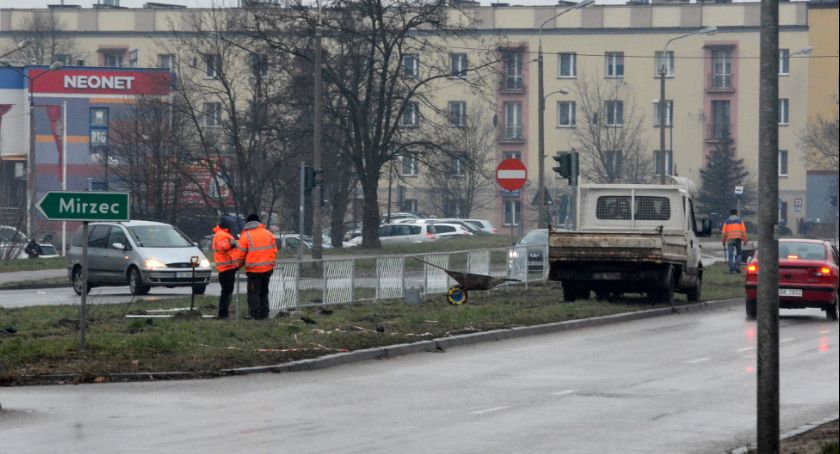 Trwa wymiana barier na al. Piłsudskiego w Skarżysku