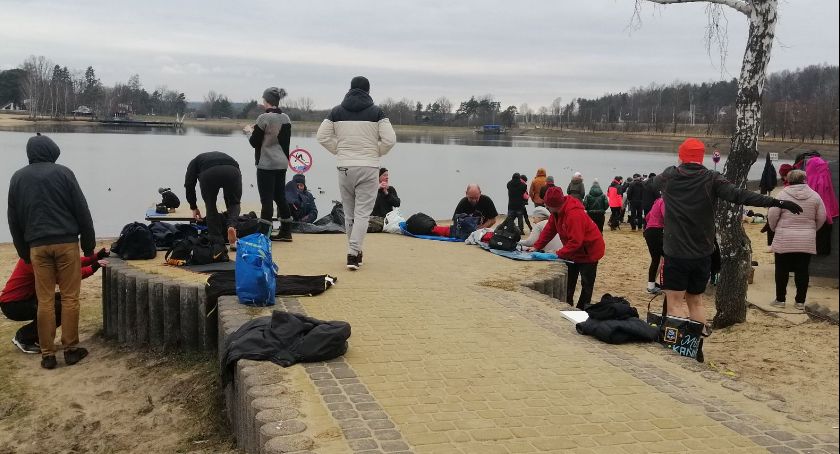 Coraz więcej morsów na Rejowie. Skarżyskie miejsce rekreacji oblegane przez spacerowiczów i nie tylko 