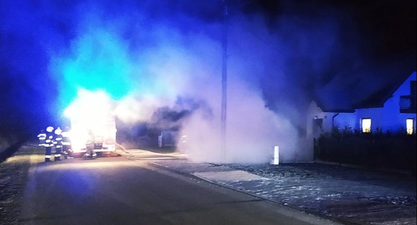 Nocny pożar auta w Skarżysku Kościelnym 