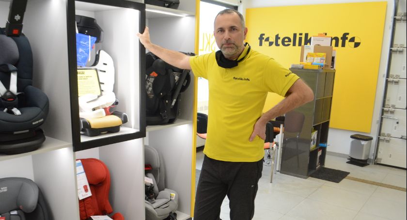 Nie każdy fotelik ochroni dziecko podczas wypadku - rozmowa z Pawłem Kurpiewskim, biomechanikiem zderzeń