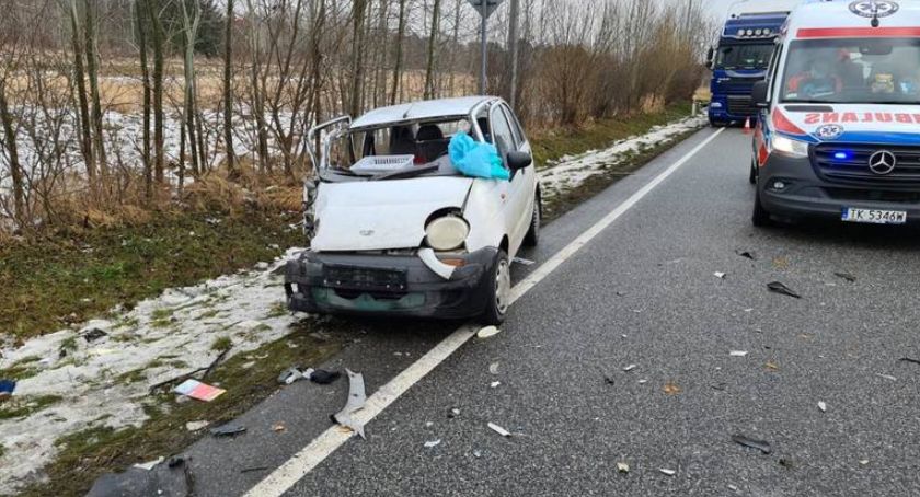 Matizem wprost pod koła ciężarówki. Senior za kierownicą 