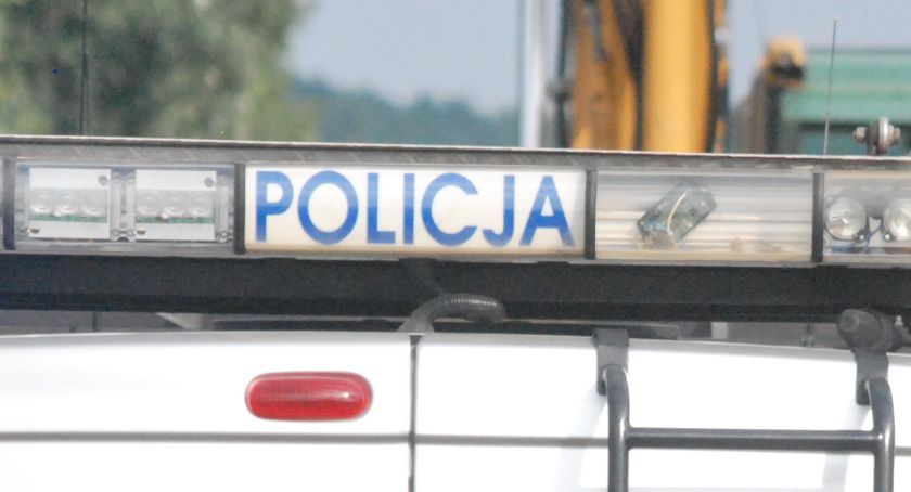Najpierw radiowóz, a za nim dwie pługo-piaskarki. Przyjęte rozwiązanie zdało egzamin