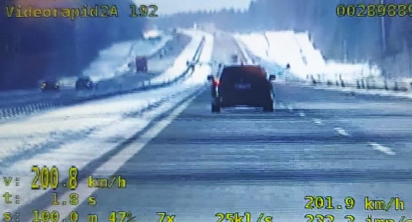 Takiego zachowania powinien się wstydzić. Z krajowej trasy urządził sobie tor do szybkiej jazdy