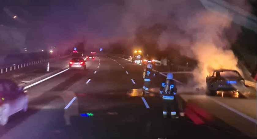Pożar na S7. Audi w płomieniach 