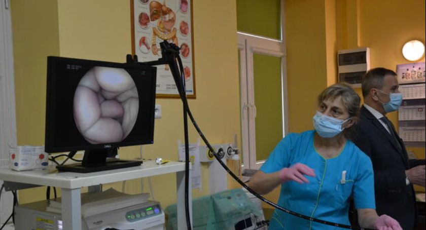 Szpital w Skarżysku-Kamiennej otrzymał od powiatu nowoczesny wideokolonoskop i wideogastroskop