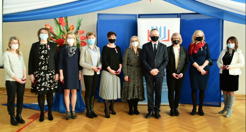 Nauczyciele z powiatu skarżyskiego odznaczeni i nagrodzeni 