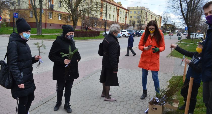 W Skarżysku z okazji Dni Ziemi rozdawano sadzonki drzew 