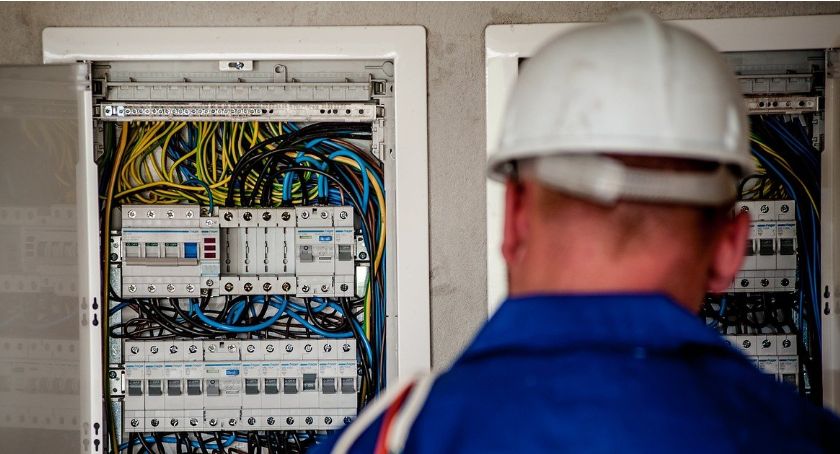 Czym się zajmuje elektryk?