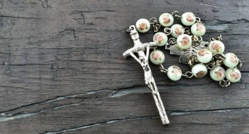 Pan Jezus na śmietniku, czyli dlaczego nie wyrzucamy poświęconych rzeczy