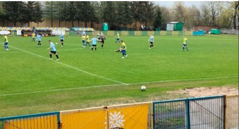 IV liga. Przez 40 minut grali w osłabieniu, jednak  z Końskich przywieźli trzy punkty 