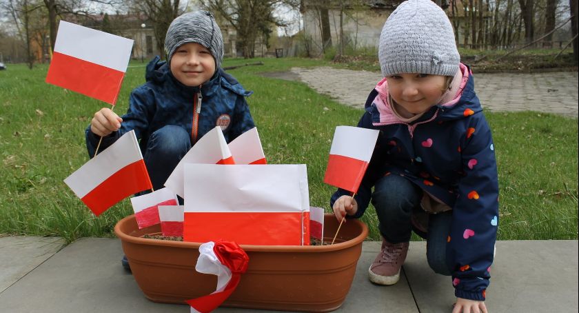 Biało-czerwony bukiet z chorągiewek  przed Zameczkiem