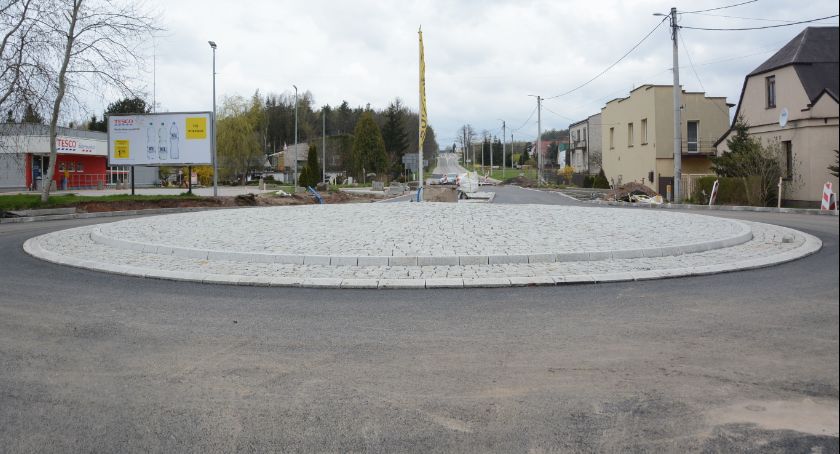 Dobiega końca budowa ronda w Suchedniowie. Jaką będzie nosić nazwę ?