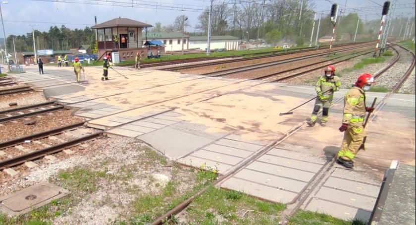 Suchedniów. Utrudnienia w ruchu. Uszkodzenie sieci trakcyjnej na przejeździe kolejowym 