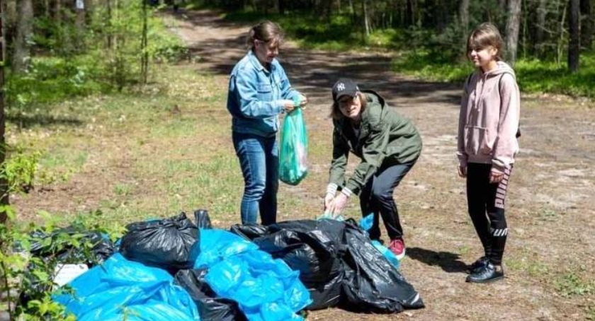 Bór. Sąsiedzi sprzątają las
