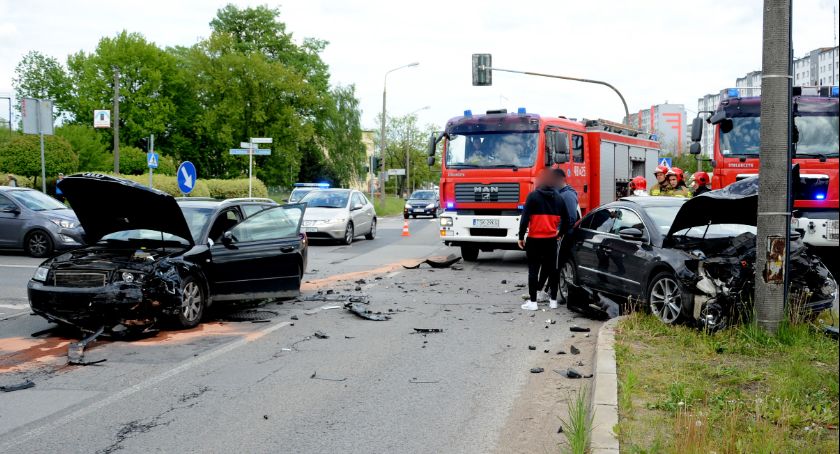 Skarżysko. Kolizja dwóch samochodów na skrzyżowaniu ul. Piłsudskiego z ul. Krasińskiego 