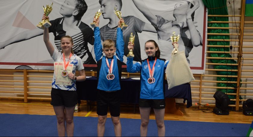 Złota Kaja Ziółkowska i Jakub Dulemba. Świetny występ suchedniowskich badmintonistów na mistrzostwach Polski Młodzików Młodszych 