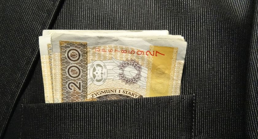 Ile zarabiaja dyrektorzy w Skarżysku?