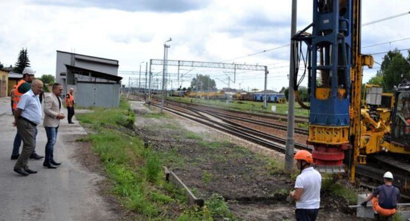 Przy budowie wiaduktu nad torami rozpoczęły się prace związane z przygotowaniem fundamentów sieci trakcyjnej