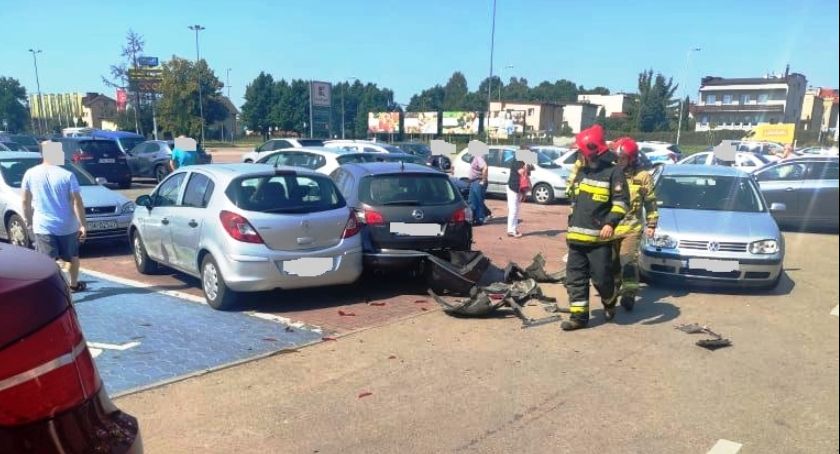 Niecodzienny  zbieg nieszczęśliwych zdarzeń na jednym z parkingów w Skarżysku 