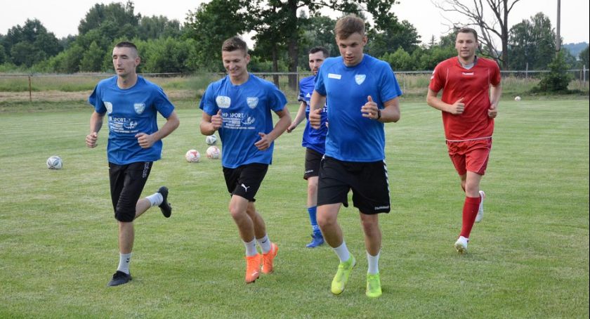 Piłkarze Orlicza Suchedniów rozpoczęli przygotowania do nowego sezonu. Ciekawi sparingpartnerzy