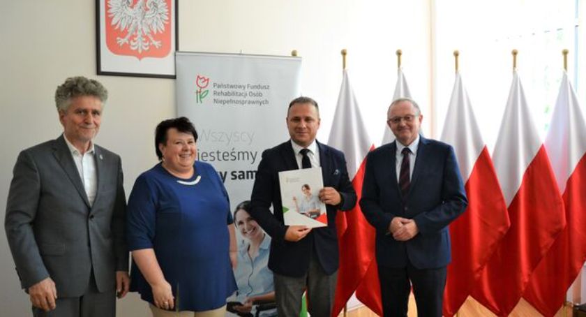 Ponad 295 tys. zł pozyskał powiat skarżyski na rzecz osób niepełnosprawnych. Umowy z PFRON w ramach „Programu wyrównywania różnic między regionami” podpisane
