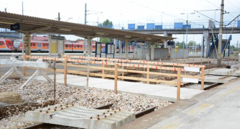 W Skarżysku wyburzają kładkę nad torami przy dworcu PKP