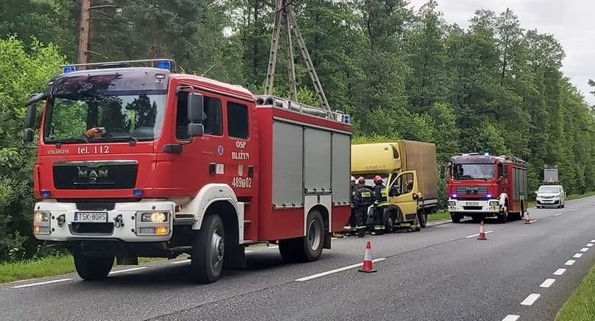 Pożar w Odrowążu. Strażacka akcja na odcinku drogi krajowej
