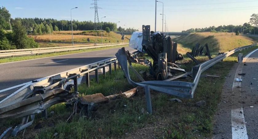 Wypadkowy początek ostatniego weekendu lipca. Dlaczego 22-latek zjechał z drogi?