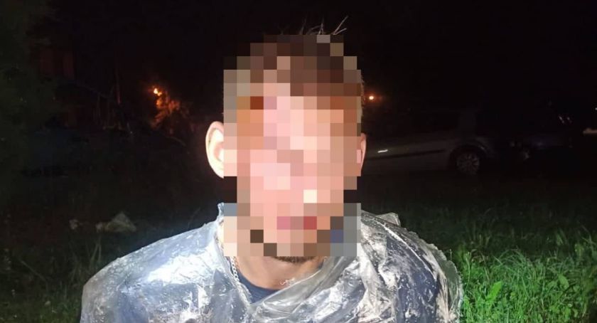 Złodziej ukryty w tujach z fałszywymi danymi