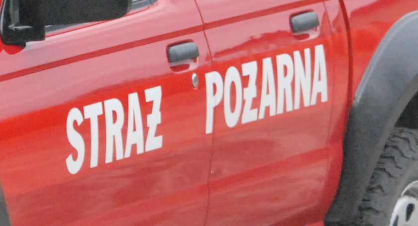 Porzucony pojazd i...podpalenie. Skarżyscy strażacy w akcji 