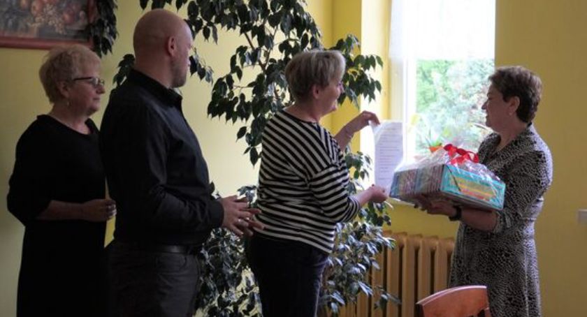 Podziękowania dla dyrektor Elżbiety Azarowicz za lata pracy na rzecz dzieci z „Przystani”